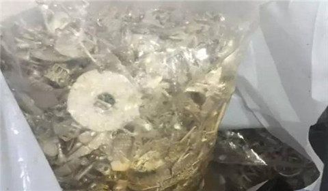 广州大水“洗劫”珠宝城 市民淤泥垃圾堆中挖泥寻宝