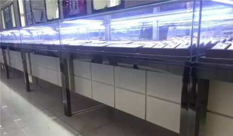 广州大水“洗劫”珠宝城 市民淤泥垃圾堆中挖泥寻宝