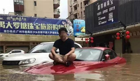 广州大水“洗劫”珠宝城 市民淤泥垃圾堆中挖泥寻宝