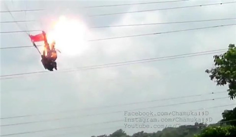 女兵跳伞撞上高压线 瞬间爆炸燃起大火