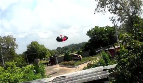 女兵跳伞撞上高压线 瞬间爆炸燃起大火