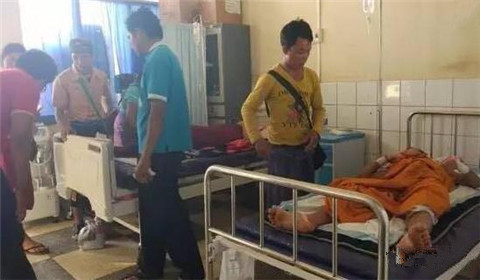 缅甸小和尚把地雷当球踢 玩了几天突然爆炸