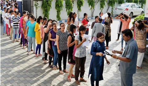 印度考场严防作弊 女生被迫当众脱文胸