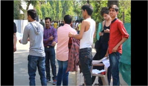 印度考场严防作弊 女生被迫当众脱文胸