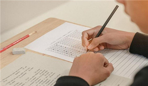 印度考场严防作弊 女生被迫当众脱文胸