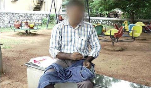 印度考场严防作弊 女生被迫当众脱文胸