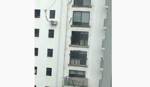 阳台不见了 云南小区阳台集体垮塌