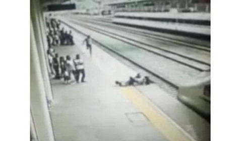 女大学生动车进站瞬间跳轨 客运员死命拽回