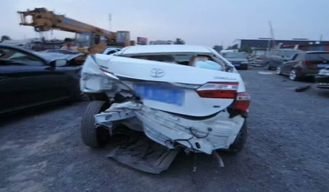 女子酒驾连撞7辆 淡定吸烟说是故意的