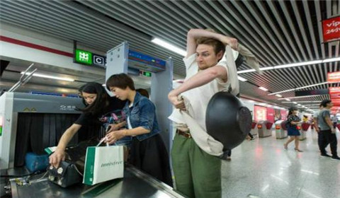 俄小伙卖鱼香肉丝 刀工娴熟颜值高生意火爆