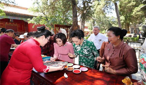 彭丽媛邀各国领导人配偶参观故宫