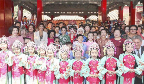 彭丽媛邀各国领导人配偶参观故宫