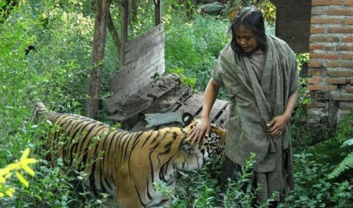 男子养老虎当宠物 相处相当亲密时常嘴对嘴喂食