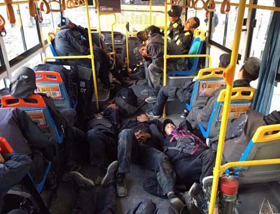 一大波新疆警察照片感动网友  任务期间休息以地为床无遮无盖