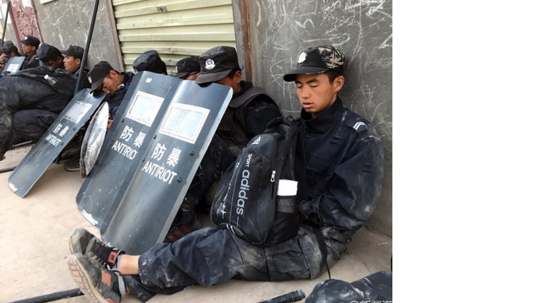 一大波新疆警察照片感动网友  任务期间休息以地为床无遮无盖