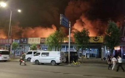 北京回龙观市场附近发生大火  现场一片火海浓烟滚滚