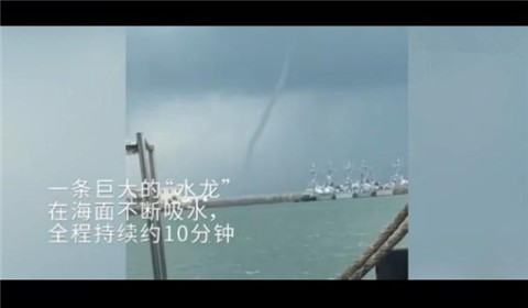 广西现龙吸水奇观引市民围观 水柱通天似海天之门开启（图）