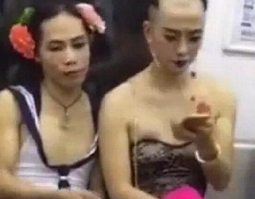 地铁惊现妖娆“女子”乘客纷纷避让  尺度过大儿童不宜观看