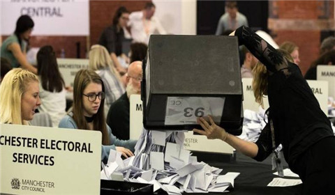 英国大选结束投票 计票人员彻夜计算投票结果
