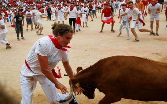 民众为公牛当脚垫: 西班牙奔牛节公牛狂奔入场从人肉垫上踩过