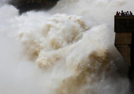 越水电站开闸泄洪:台风“塔拉斯”17日清晨在越南中部省份登陆