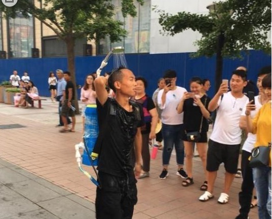 北京男子王府井当街洗澡淋浴：自带水壶和喷头一脸享受