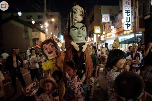 日本德岛居民为庆著名“阿波舞节”  街头巷尾百鬼夜行吸引无数游客