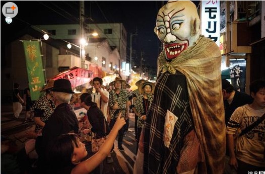 日本德岛居民为庆著名“阿波舞节”  街头巷尾百鬼夜行吸引无数游客