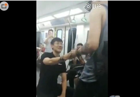 成都地铁现男男求婚高喊“嫁给我” 路人阿姨竟当场动手扇巴掌