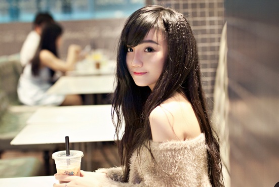 洗碗小妹惊艳路人：高颜值超级美女蹲马路边洗碗抬头惊艳路人