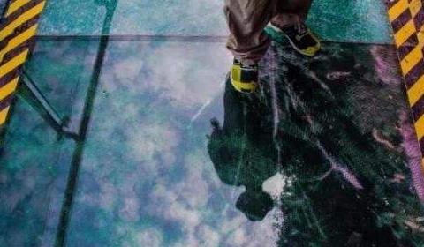 景区玻璃栈道碎裂特效逼真 游客吓瘫倒地不起 网友质疑游客安全