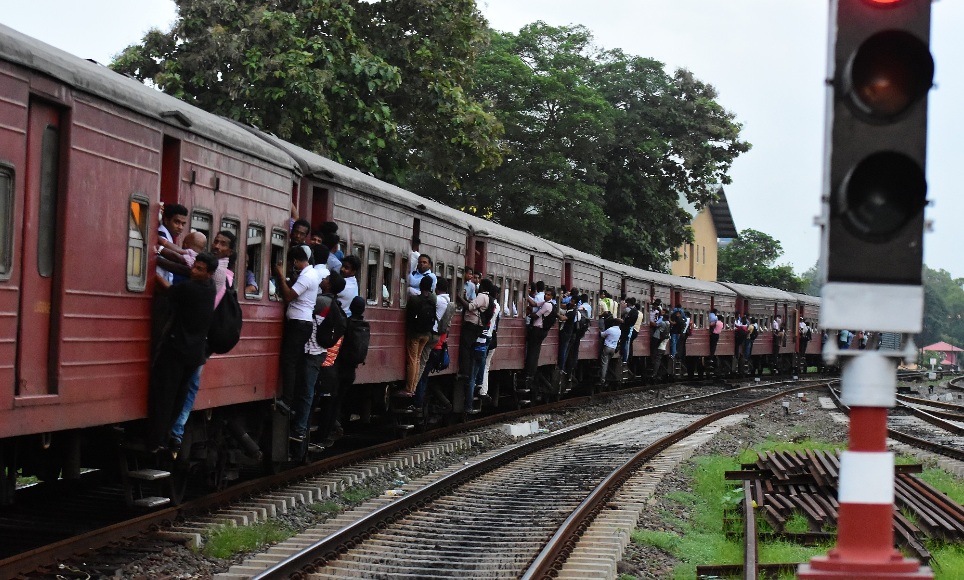 斯里兰卡铁路大罢工 火车周围“挂满”职员人满为患