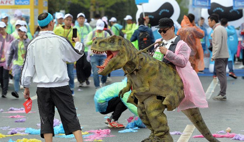 南京马拉松：近3万人雨中开跑 长跑爱好者个性装扮萌翻众人