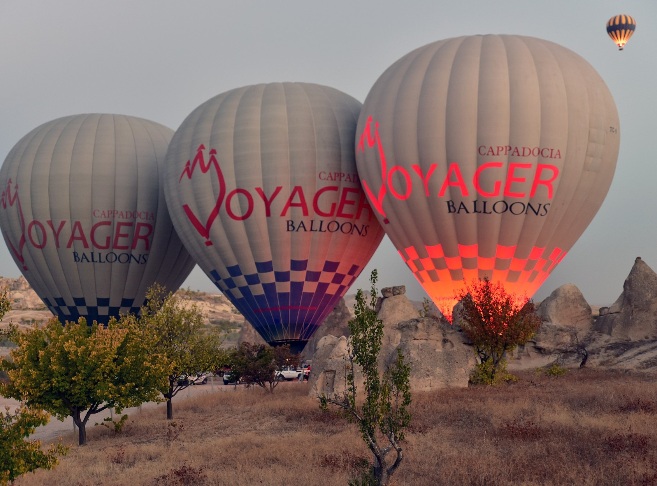 土耳其“石柱森林”大量热气球腾空而起（图）