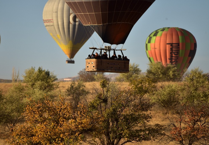 土耳其“石柱森林”大量热气球腾空而起（图）