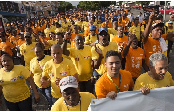 多米尼加圣多明哥数百名男子组成游行队伍 要求停止女性暴力