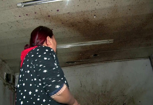 女子煮饭忽然爆炸 天花板被炸出一排大窟窿粥饭喷满墙