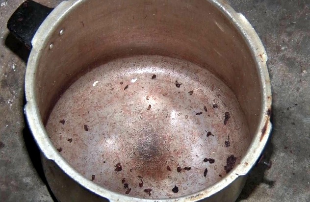 女子煮饭忽然爆炸 天花板被炸出一排大窟窿粥饭喷满墙