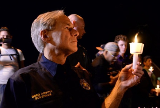 得州枪击案当地民众手持烛光 为遇难者举行默哀仪式