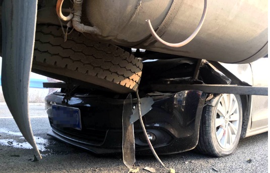 河南高速大雾致40余辆车连环相撞  目击者称多人被困