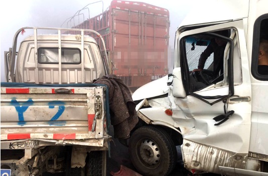 河南高速大雾致40余辆车连环相撞  目击者称多人被困