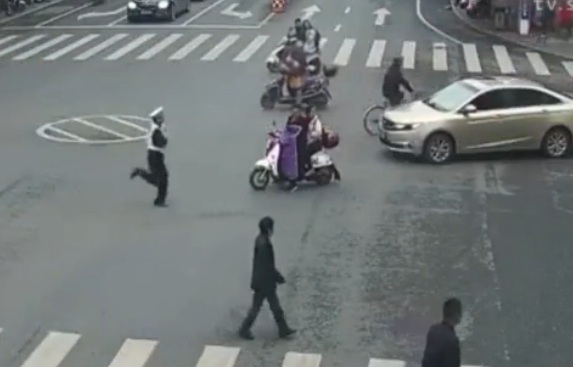 男子无牌驾车逆行 拒不配合拖行执勤交警百余米（图）