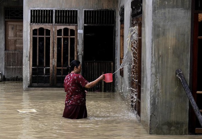 印尼连日暴雨已造成20人死亡  儿童游泳过街（图）