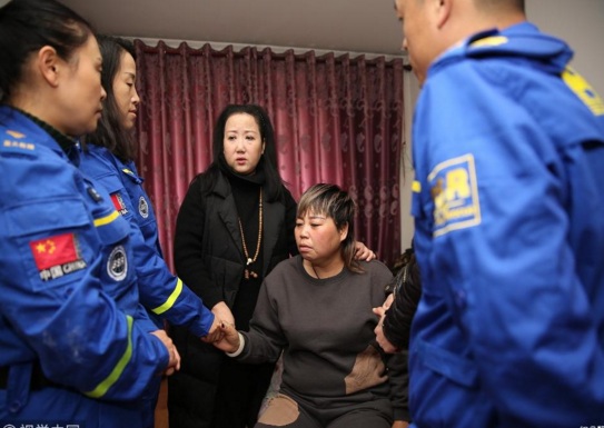 救援队员救人时不幸坠崖遇难 获救老人家属灵前长跪吊唁（图）