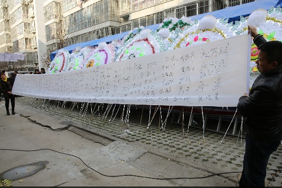 救援队员救人时不幸坠崖遇难 获救老人家属灵前长跪吊唁（图）