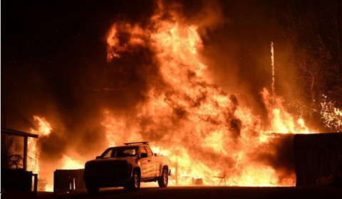 美国加州山火失控如世界末日 50多所学校停课超20万人撤离