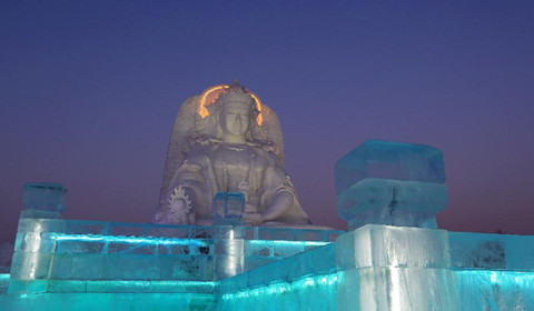 哈尔滨修建妙法莲花雪佛 用雪量达4000立方米