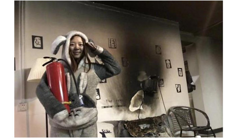 90后情侣家中起火 灭火后两人满脸黢黑淡定自拍