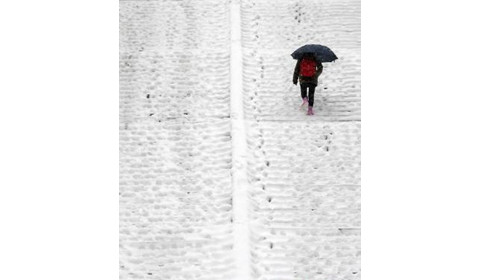 南京暴雪升级 市民大雪中出行困难