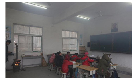 河南多所小学烧柴取暖 有的孩子被冻伤